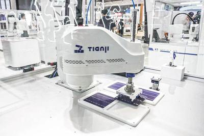 【圖集】從玩魔方的機(jī)器人到冬奧會(huì)新材料,直擊第23屆工博會(huì)現(xiàn)場(chǎng)